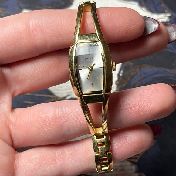 Elegant Gold Tone GUESS Ladies Watch - New Battery Needed - Picture 2 of 6